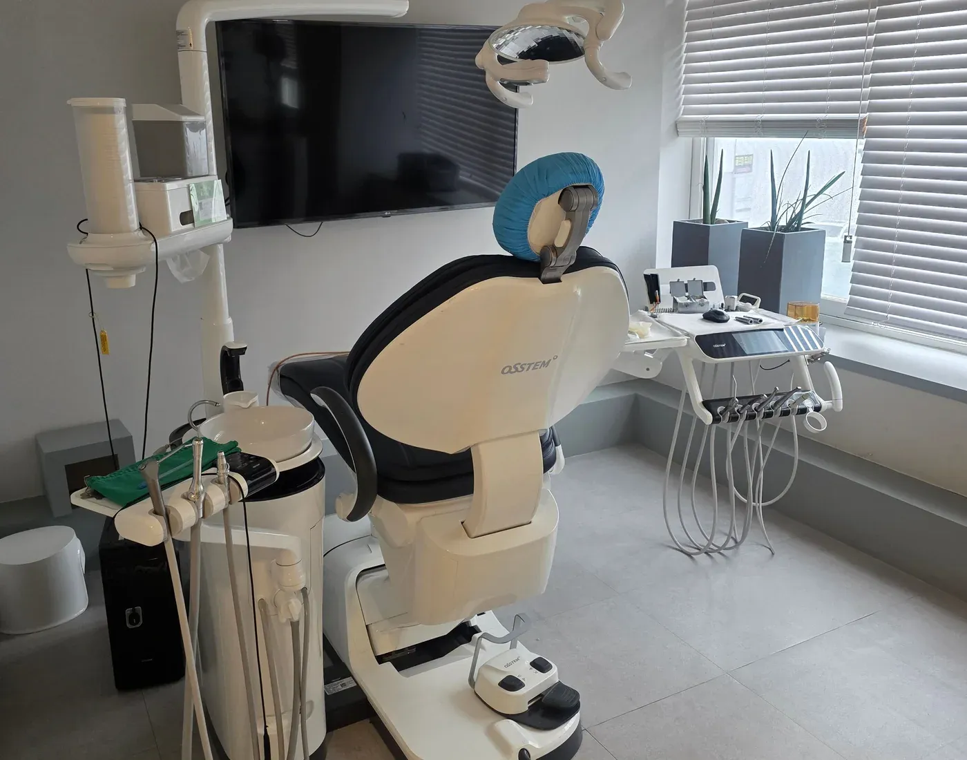 미온수 스케일링 환경을 갖춘 실제 진료 체어